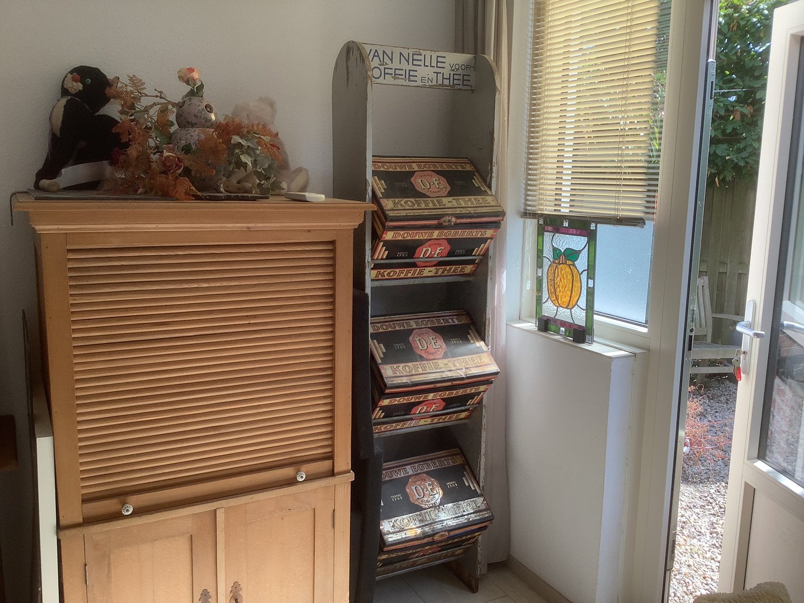 Stelling met oude koffie en thee blikken, Ophalen