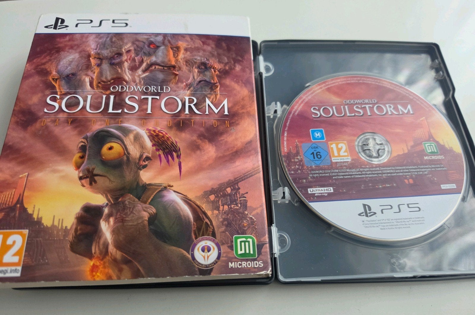 Oddworld: Soulstorm - Day One Oddition (PS5) met Metal Case, Avontuur en Actie, Info@microids.com, 57 rue Gaston Tessier - 75019 Paris - France