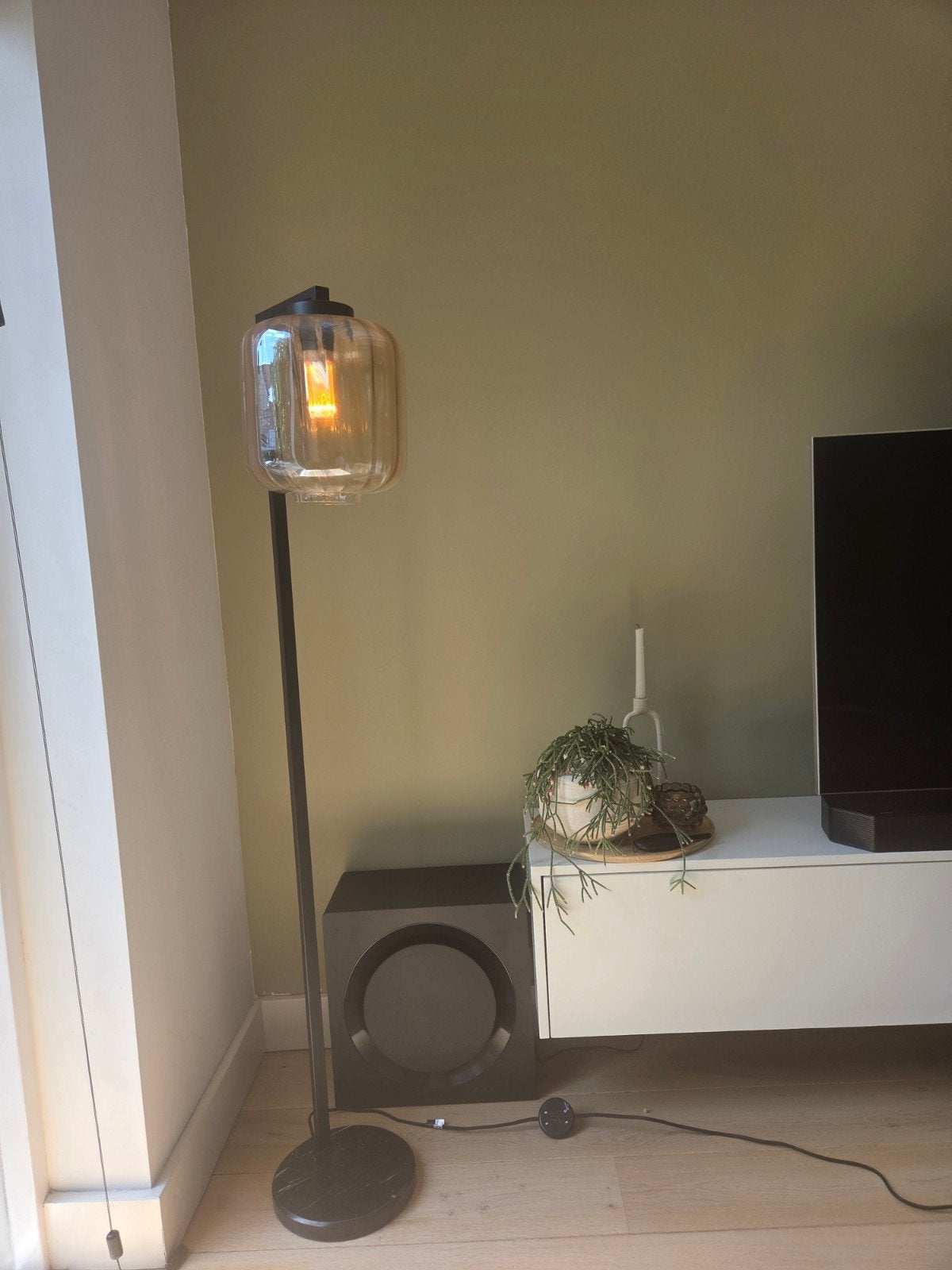 Moderne vloerlamp met amberkleurige glazen kap, Huis en Inrichting, Lampen | Vloerlampen, Ophalen, E27 (groot), Zo goed als nieuw