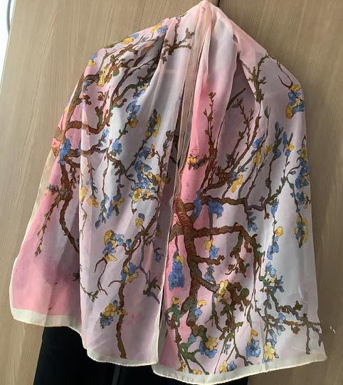 100%.     Echt.     Zijde.      Sjaal., Kleding | Dames, Mutsen, Sjaals en Handschoenen, Ophalen of Verzenden, Zo goed als nieuw