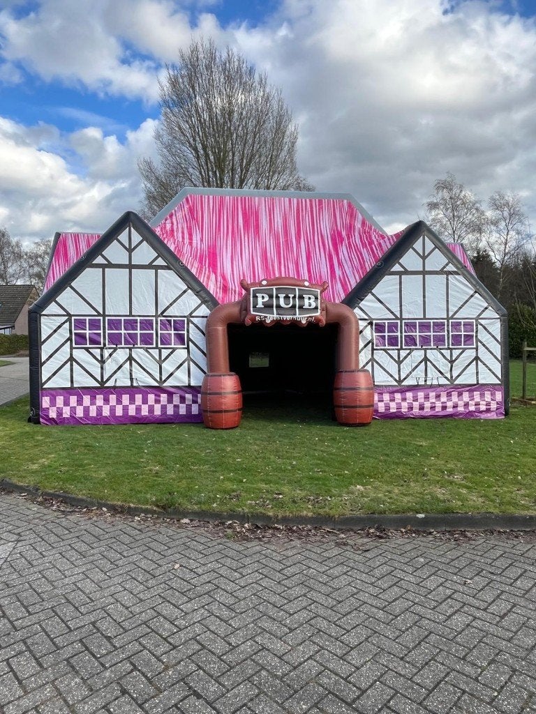 Opblaasbare Kroeg/Irish Pub 10x5m Huren omgeving Emmen, Hobby en Vrije tijd, Feestartikelen | Verhuur, Ophalen of Verzenden, Zo goed als nieuw
