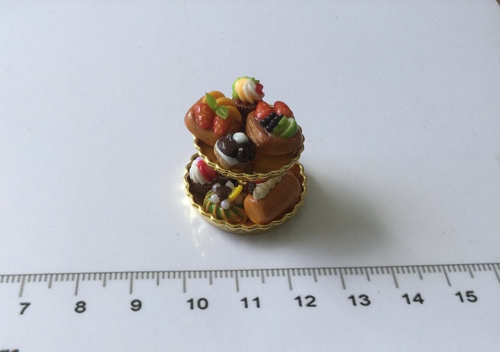 Poppenhuis miniaturen etagère met gebakjes 236, Ophalen of Verzenden, Nieuw, Poppenhuis