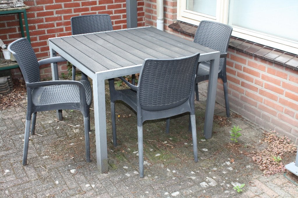 tuintafel 100 x 100 cm en stoelen, Ophalen, 4 zitplaatsen, Kunststof, Gebruikt