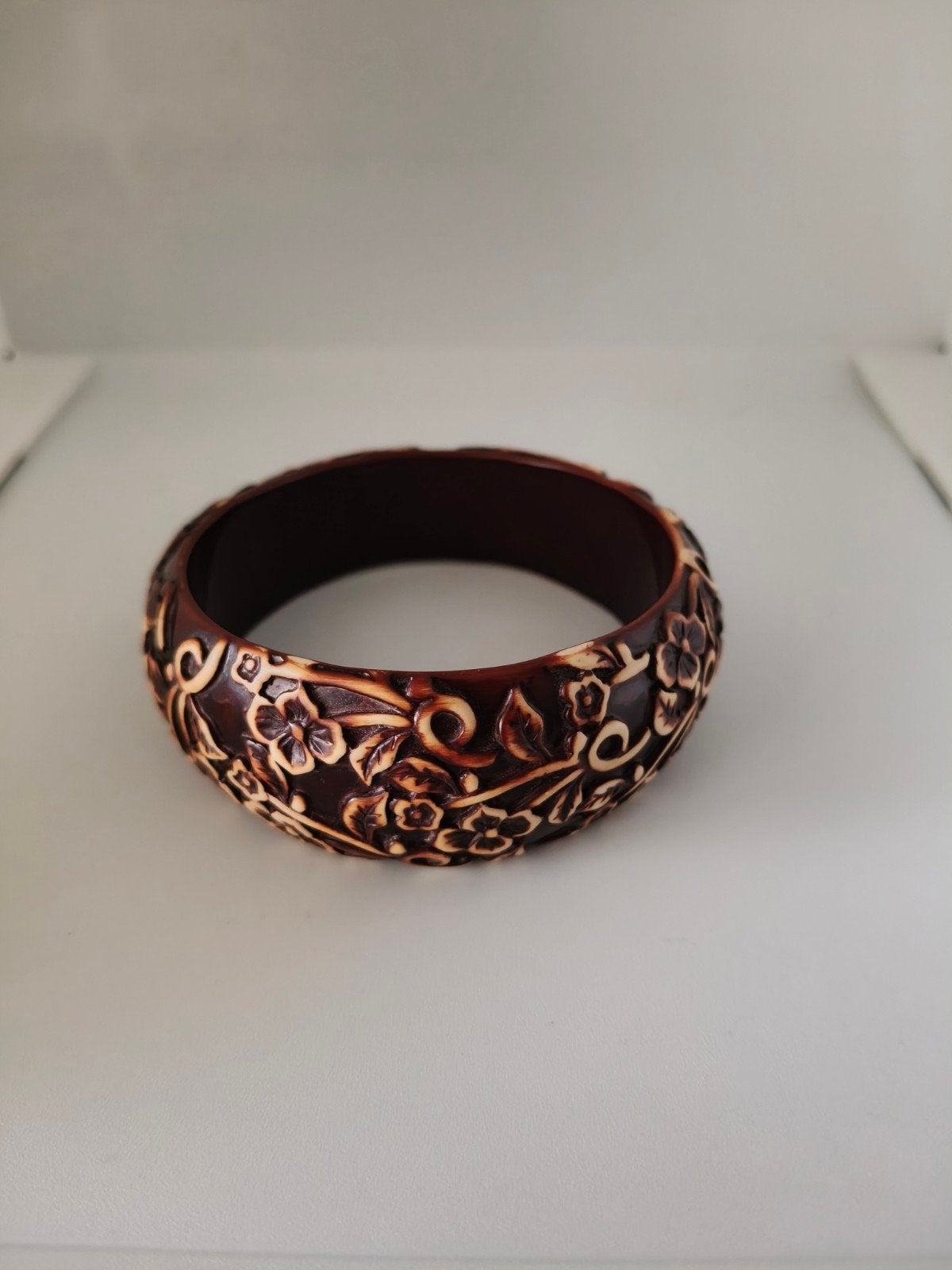 Vintage gesneden bakelieten armband, jaren '40, Sieraden, Tassen en Uiterlijk, Armbanden, Ophalen of Verzenden, Gebruikt, Bruin