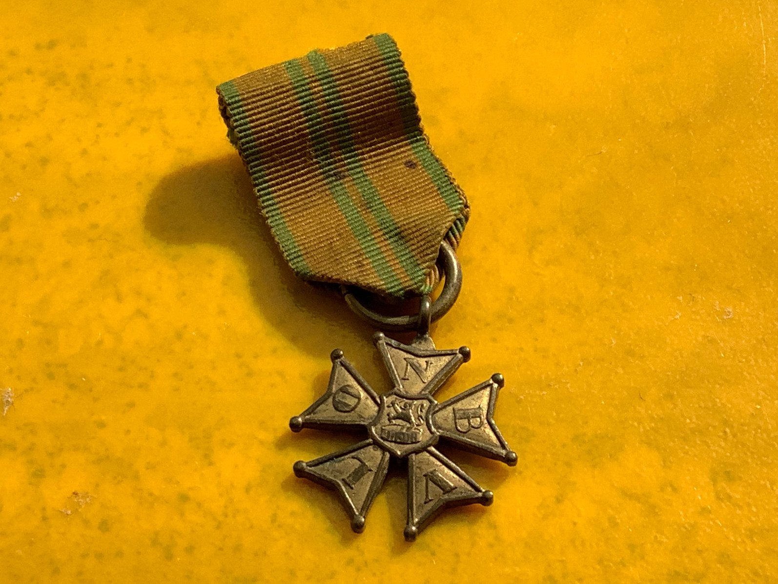 Oude Medaille Vierdaagse Kruis voor betoonde marsvaardigheid, Ophalen of Verzenden, Landmacht, Nederland, Lintje, Medaille of Wings