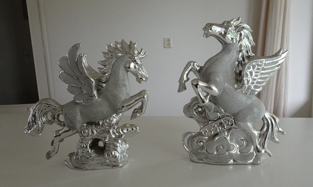 2 Pegasus Beelden van Keramiek in het Zilver, Ophalen