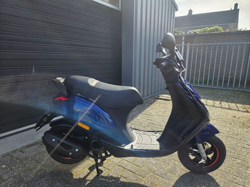 PAGGIO ZIP 50 4T E5 BROM 2021 BMW BLEU 4000KM + OPTIES, PIAGGIO, Onbekend, 49 cc, Onbekend