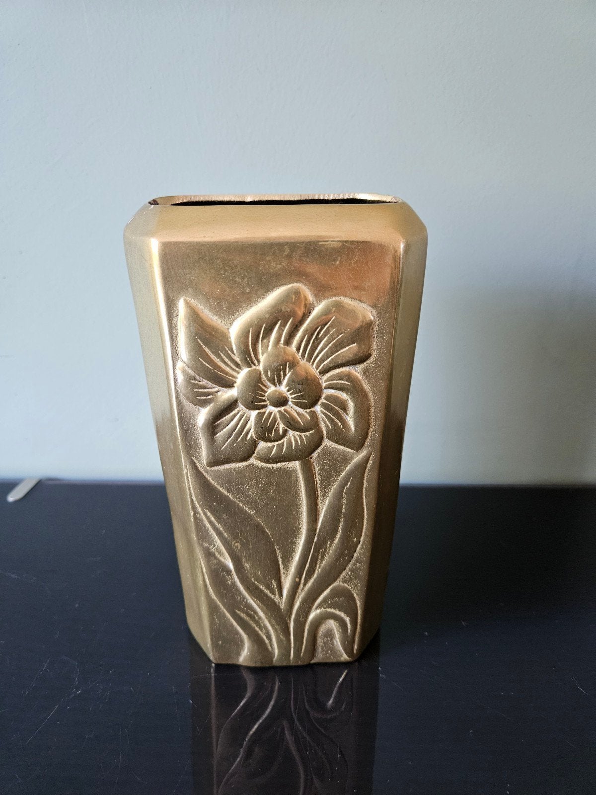 Vintage messing vaas Narcis reliëf, Antiek en Kunst, Ophalen of Verzenden