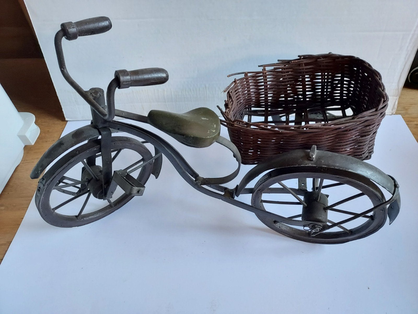 Metalen miniatuur driewieler met mand, Antiek en Kunst, Ophalen
