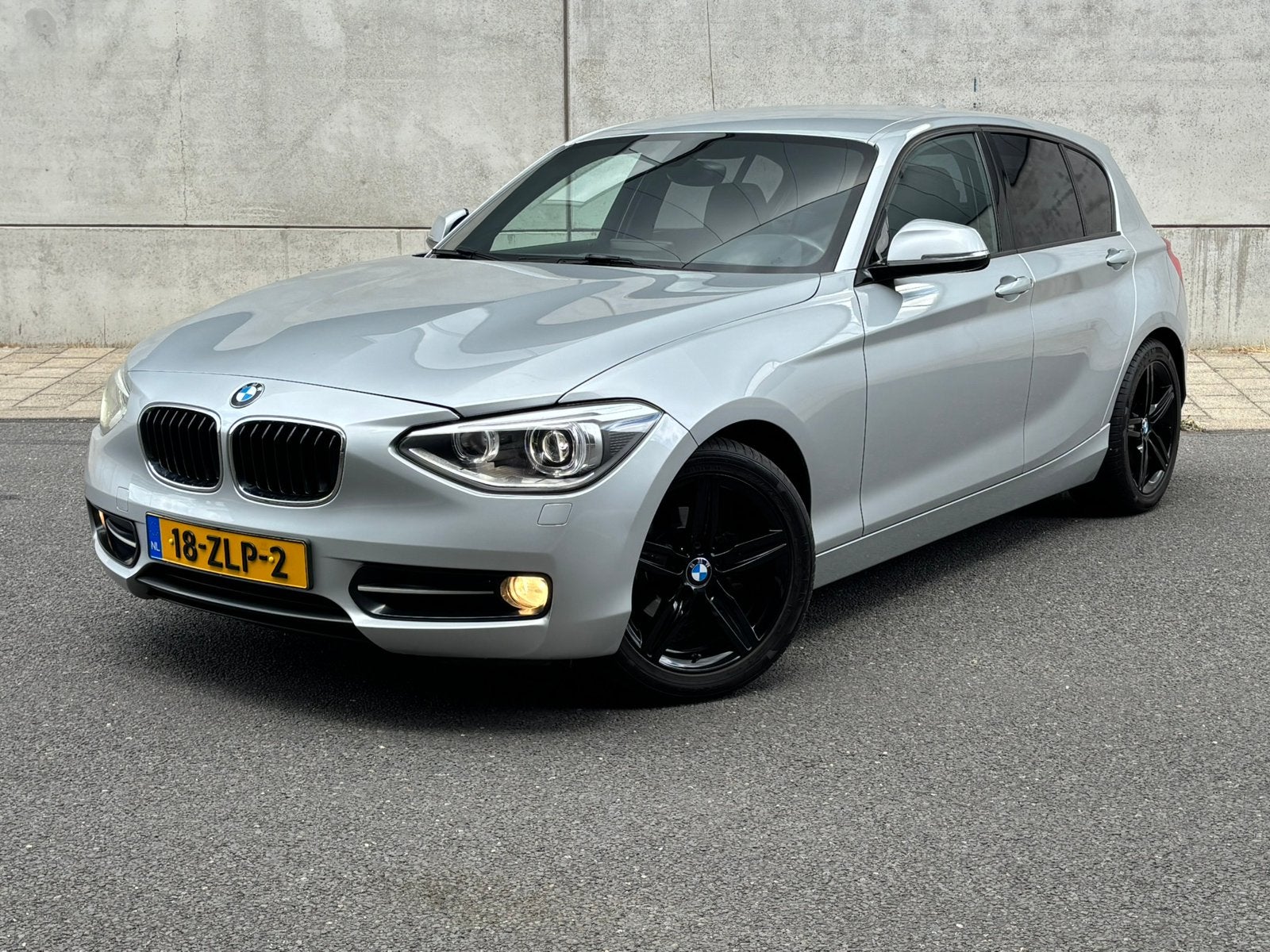 BMW 1-Serie 116I EDE 5DR 2013 Grijs Apple Carplay nieuwe APK, 1-Serie, Zwart, 4 cilinders, 1200 kg