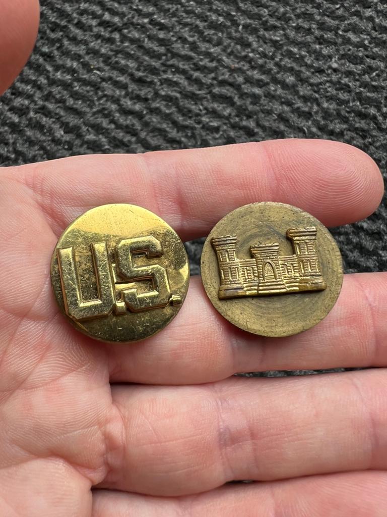 WO2 Amerikaans Engineer set collar discs uniform class a, Amerika, Verzenden, Embleem of Badge