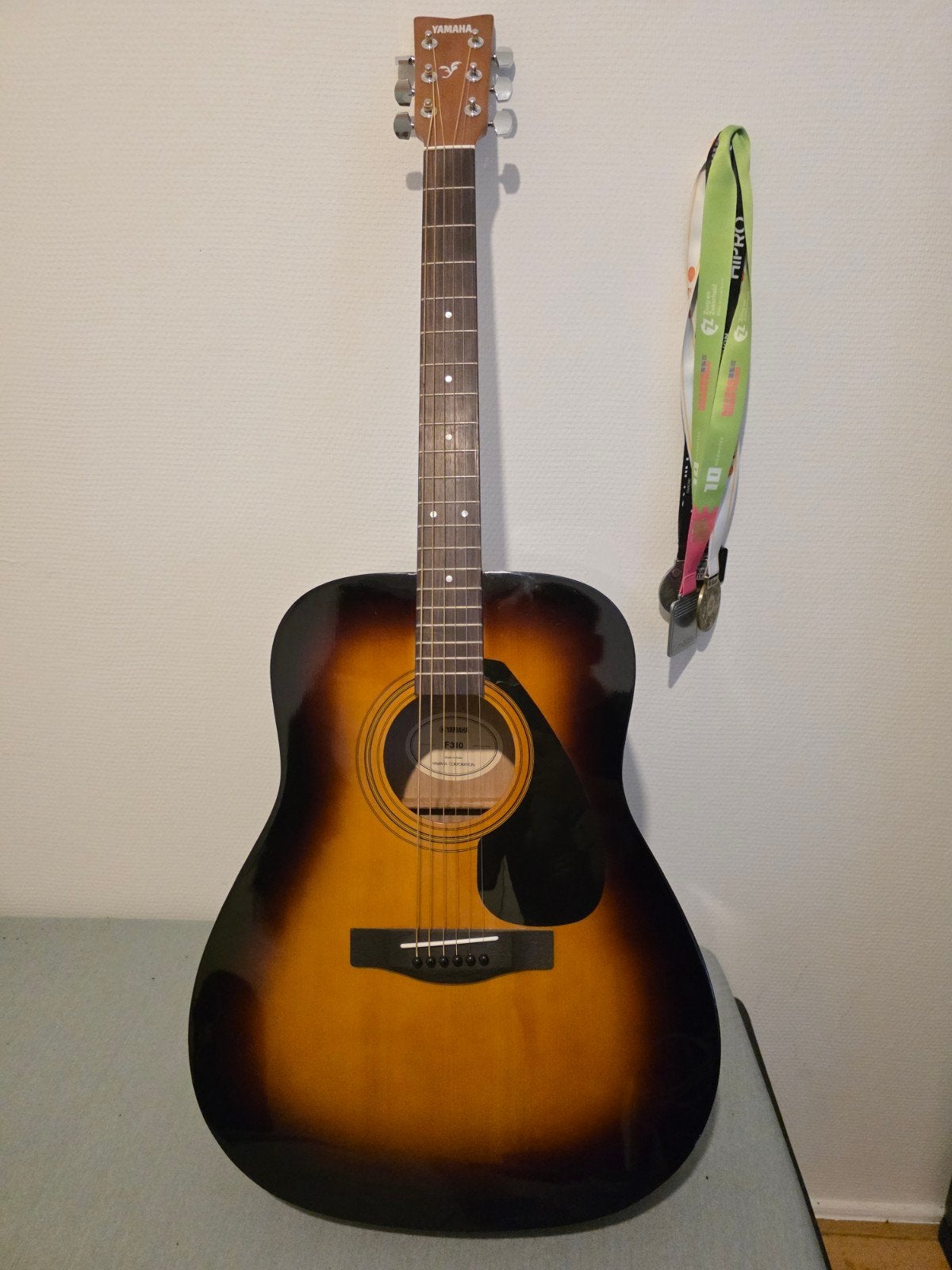 Yamaha F310 gitaar met hoes en tuner, Muziek en Instrumenten, Snaarinstrumenten | Gitaren | Akoestisch, Ophalen, Zo goed als nieuw