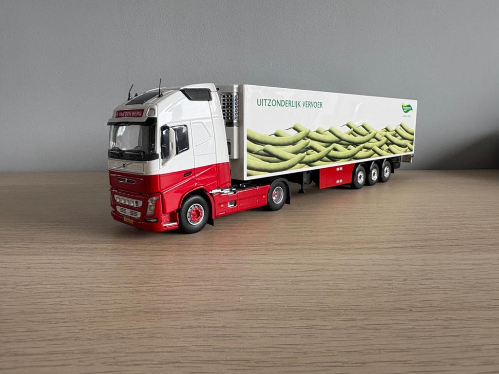 Tekno E Van Den Berg Volvo FH04 Globetrotter XL 4x2, Ophalen, Zo goed als nieuw, Bus of Vrachtwagen, Tekno