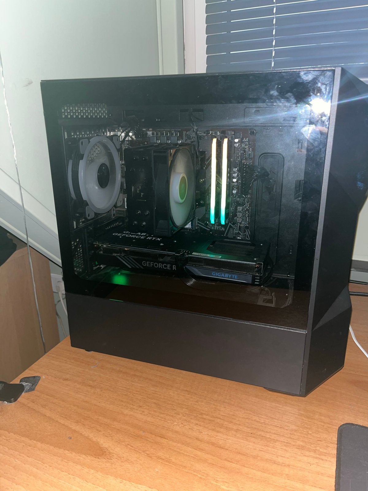 Foto 2 van Gaming PC Jaguar V3 - RTX 4060 - Ryzen 5 5600X - 16GB RAM