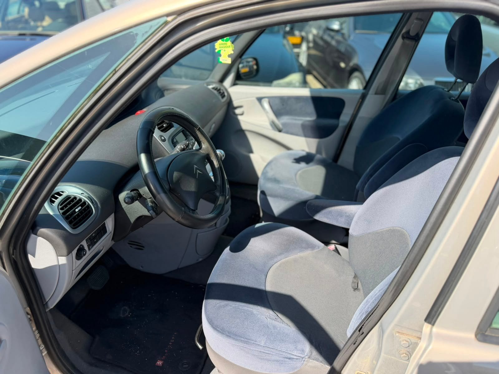 Citroen Xsara Picasso 2.0i-16V Différence 2 Automaat Nieuwe, Auto's, 136 pk, 4 cilinders, 700 kg, Beige
