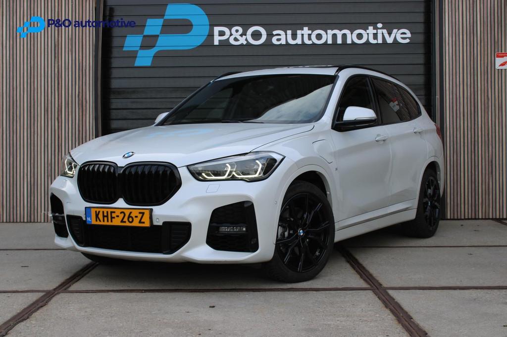 BMW X1 xDrive25e M Sport H/K | ACC | PANO | LEDER | TREKHAAK, Gebruikt, Met garantie (alle), Wit, Vierwielaandrijving
