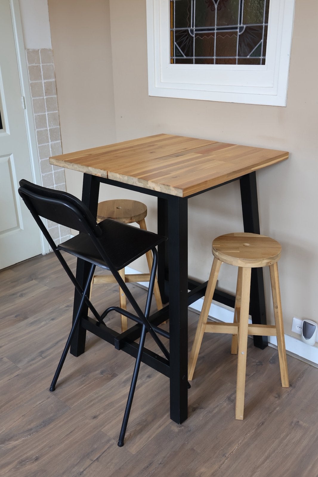 IKEA SKOGSTA bartafel + 2 barkrukken + FRANKLIN klapstoel, Ophalen, Gebruikt