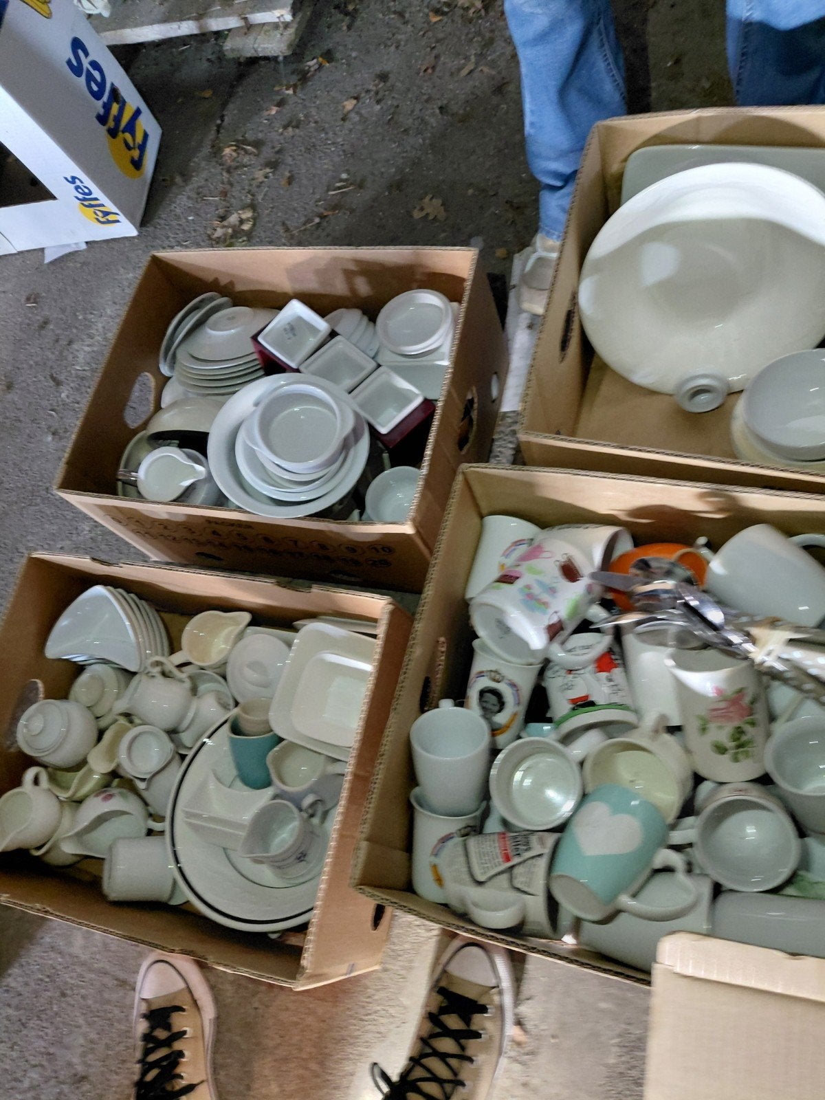 30 dozen met servies, Ophalen