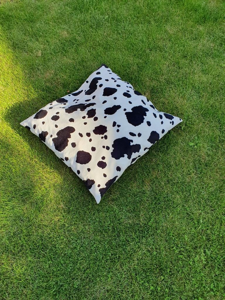 Gratis Groot kussen met koeienprint - 65/70cm x 65/70cm, Ophalen, Gebruikt, Wit, Vierkant
