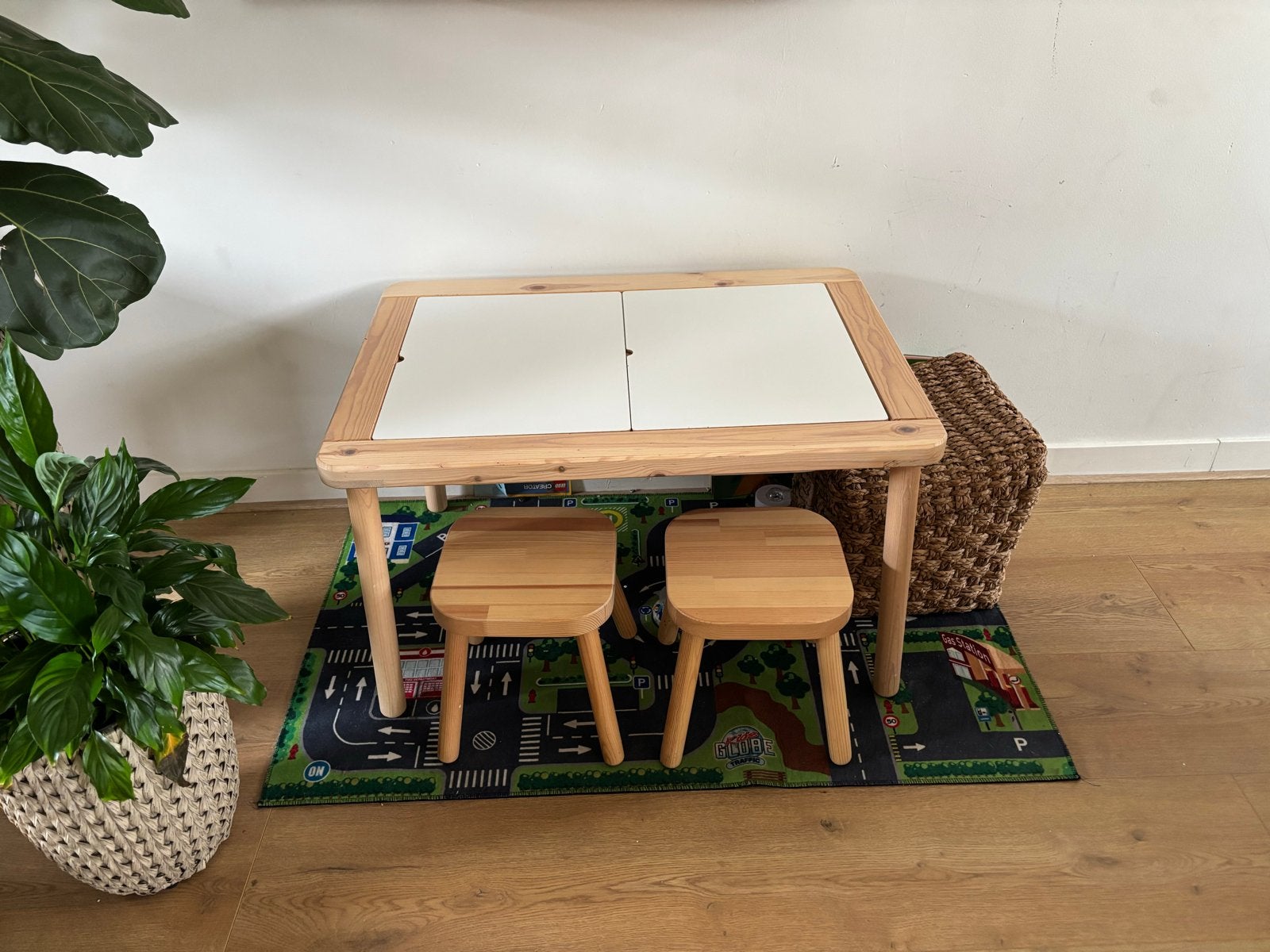 Ikea Flisat tafel met 2 krukjes (evt met speelkleed), Ophalen, Gebruikt, Tafel(s) en Stoel(en)