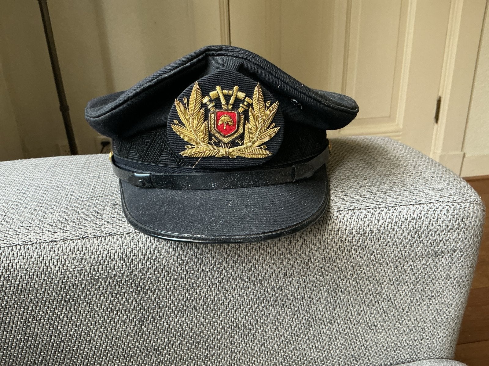 Vintage brandweer Pet - Zwart met Gouden Embleem, Kleding | Heren, Ophalen of Verzenden, Gedragen, One size fits all, Pet