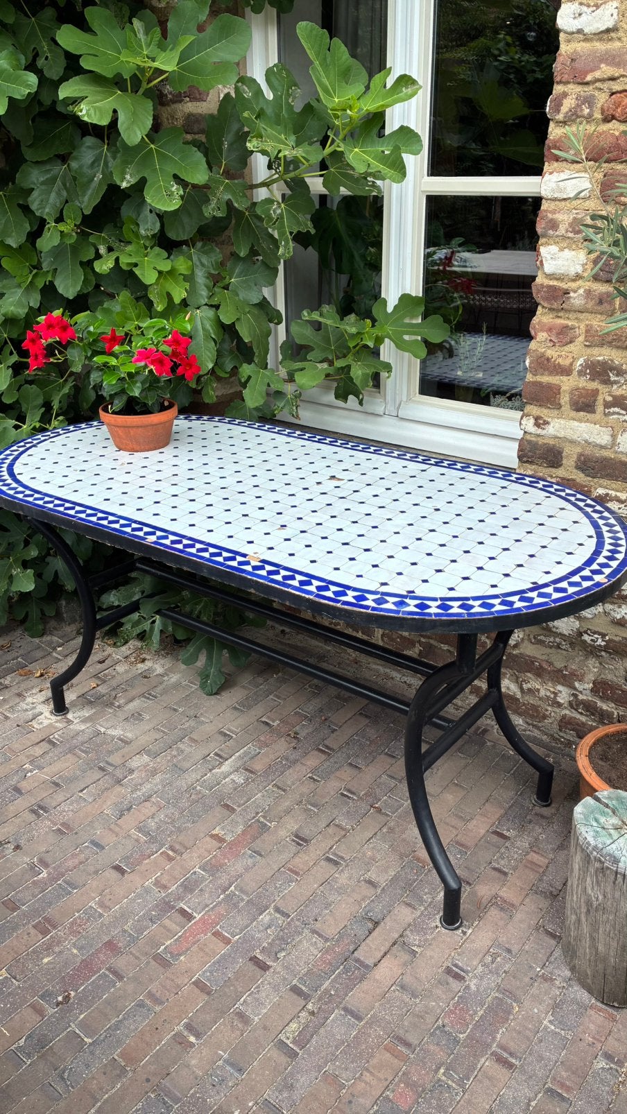 Nog mooie mozaiek tuin tafel blauw wit met stevig onderstel!, Tuin en Terras, Tuintafels, Ophalen, Gebruikt, Ovaal, Overige materialen