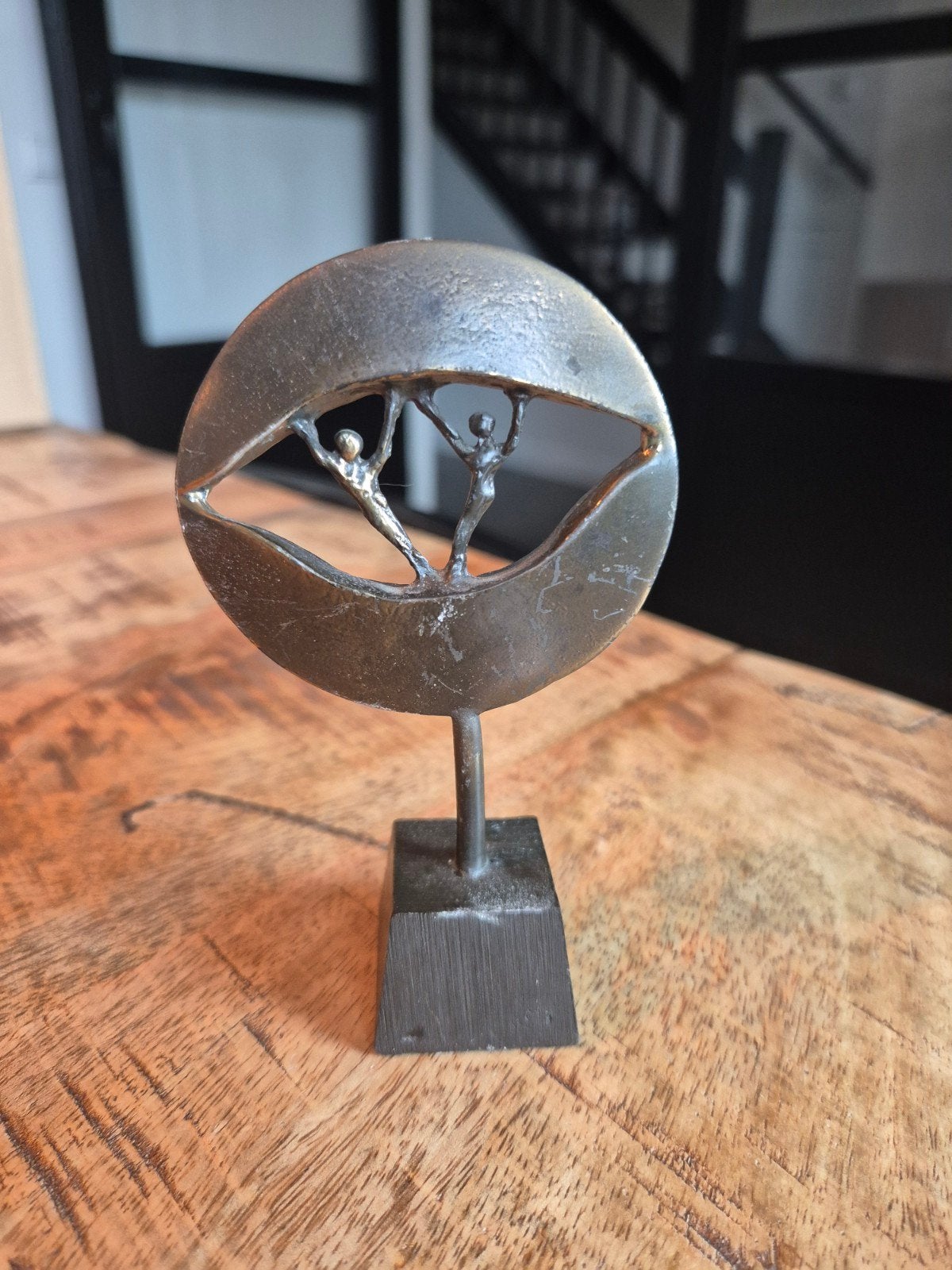 Corry Ammerlaan "Oog voor elkaar" bronzen sculptuur, Antiek en Kunst, Minder dan 20 cm, Ophalen of Verzenden, Op sokkel, Beeld