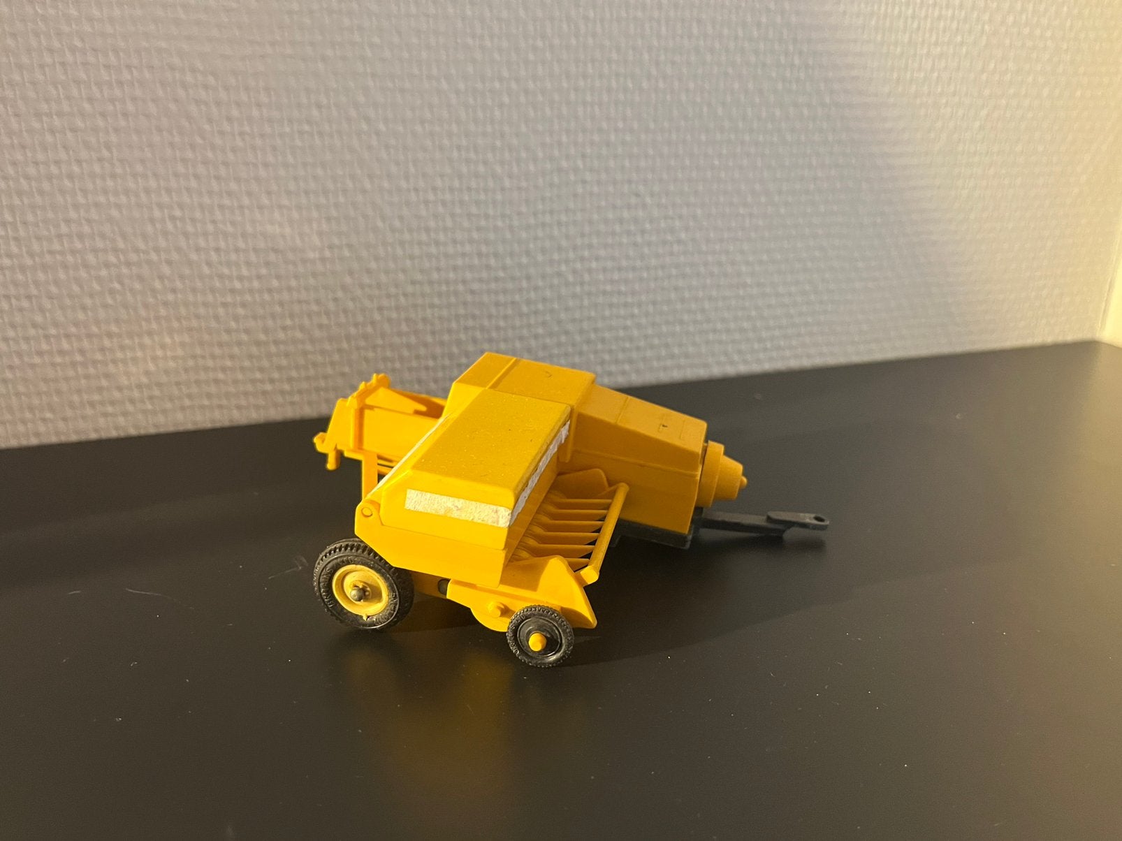 New holland pers britains 1:32, Ophalen of Verzenden, Zo goed als nieuw, Tractor of Landbouw, Britains
