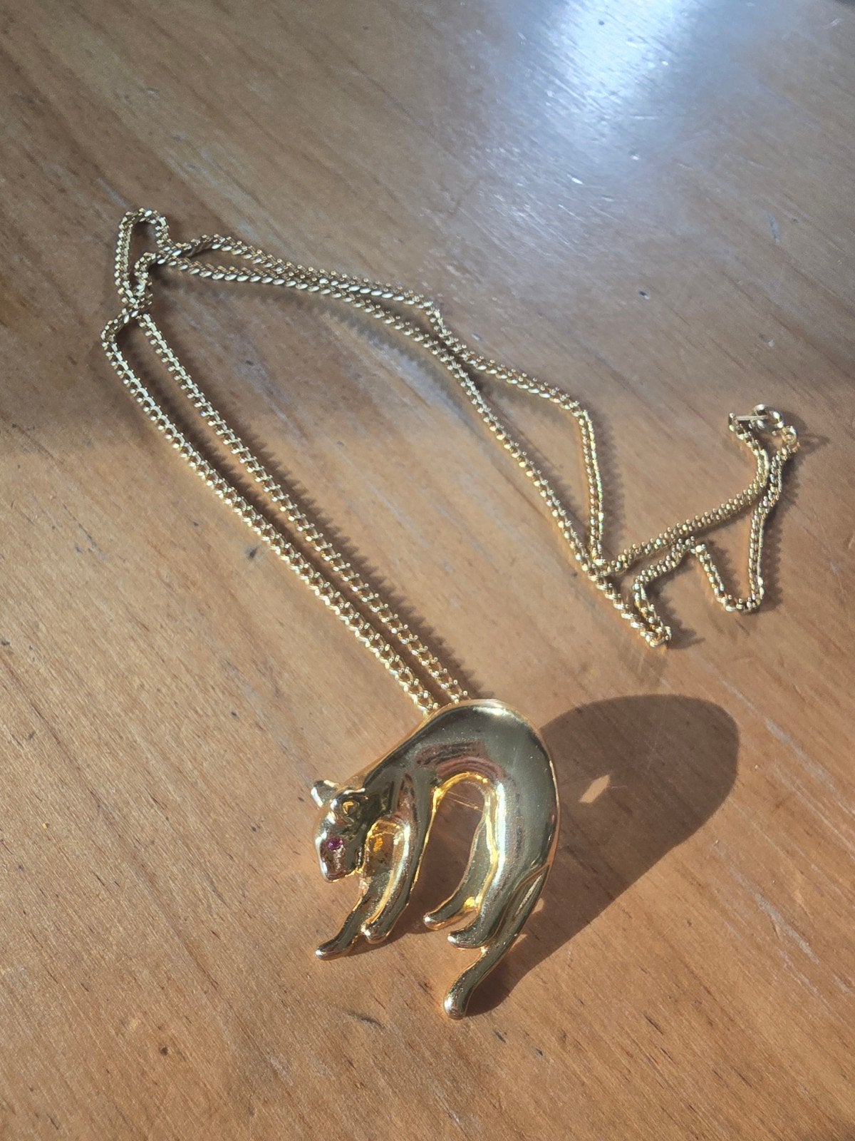 Gouden ketting met kat hanger en rode ogen, Gebruikt, Ophalen of Verzenden, Goud, Overige materialen