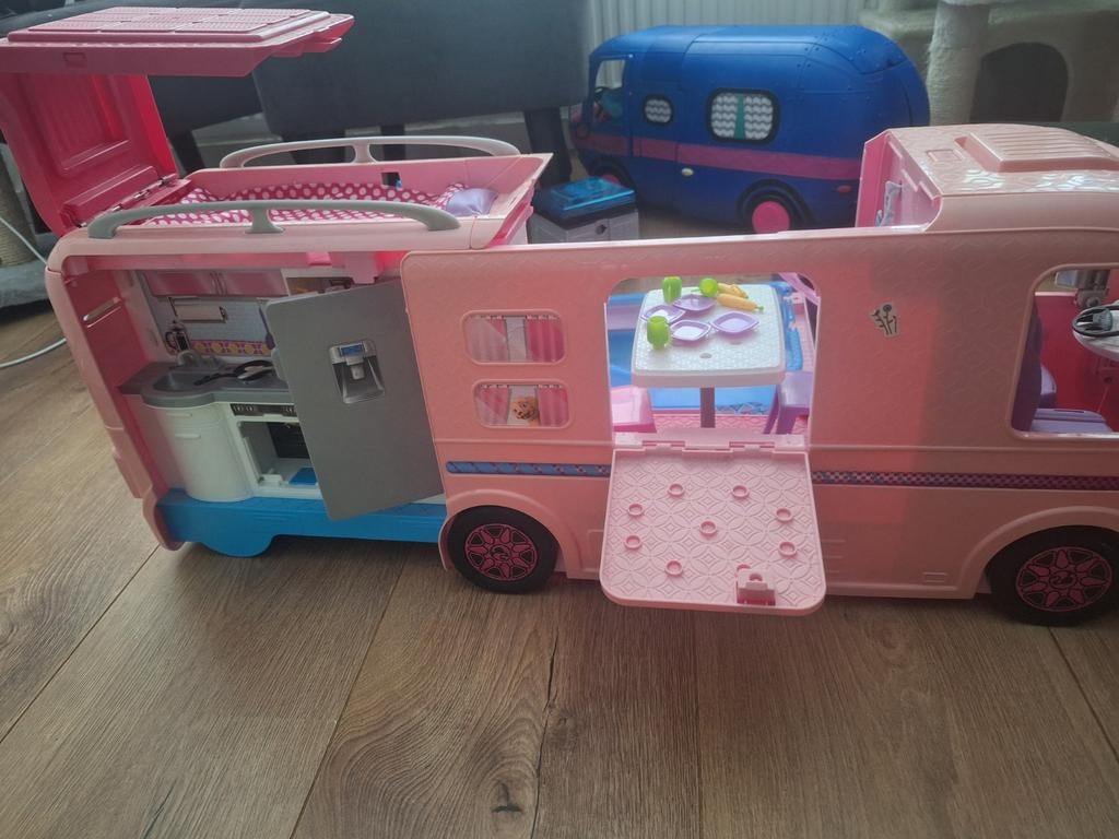 Grote uitklapbare Barbie camper met accessoires, Ophalen of Verzenden, Gebruikt, Meisje