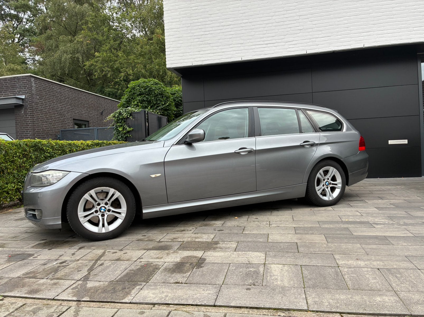BMW 3-Serie 320i 163pk Aut. 2010 Grijs, Auto's, Automaat, Achterwielaandrijving, 4 cilinders, 1435 kg