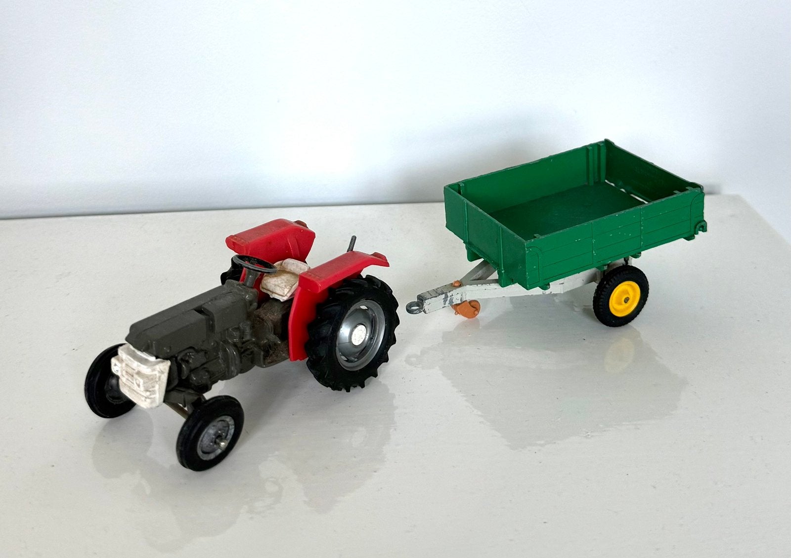Britains Ltd Massey Ferguson 135 tractor met aanhanger, Ophalen of Verzenden, Gebruikt, Tractor of Landbouw, Britains