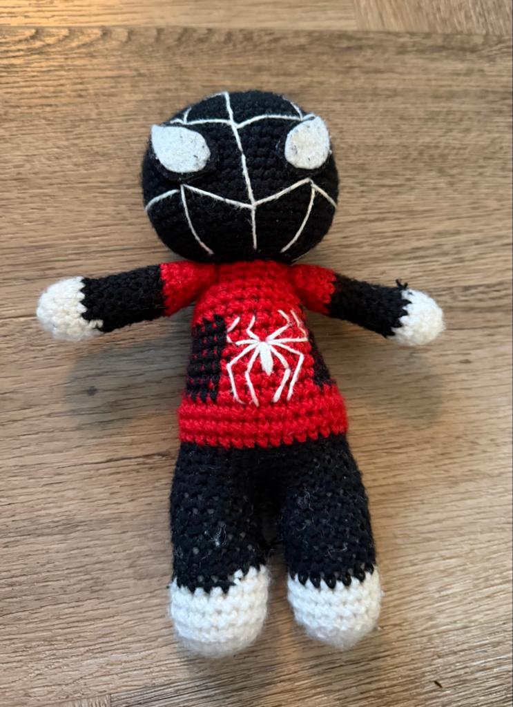 Zwarte Spiderman gehaakte pop, Ophalen of Verzenden, Zo goed als nieuw