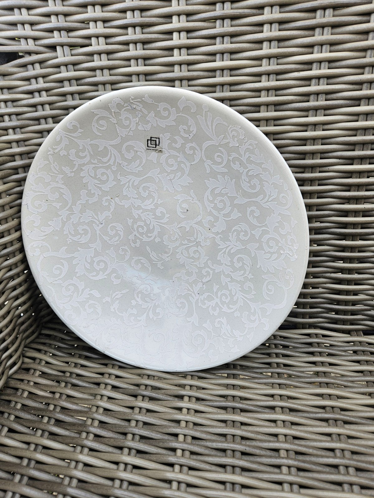 Decoratieve schaal van Van Mil, wit met patroon, Huis en Inrichting, Ophalen, Gebruikt, Overige merken, Keramiek