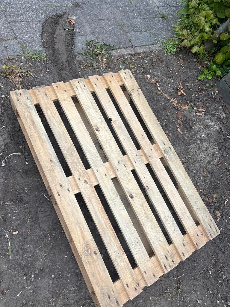 Gratis ophalen: Houten pallet < 10 mei ophalen, Ophalen, Zo goed als nieuw, Minder dan 200 cm, Vuren