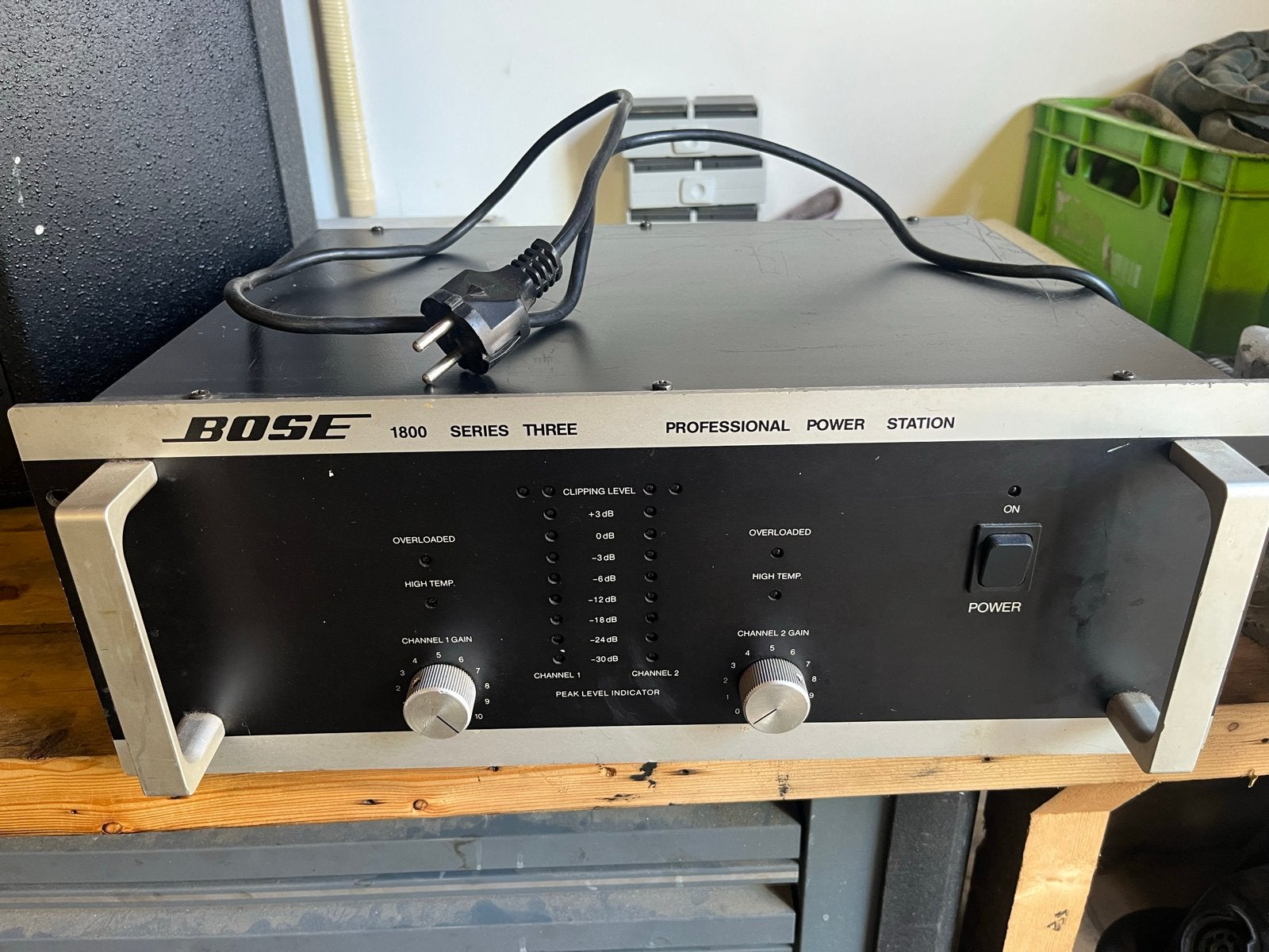 Bose 1800 Series Three Professionele Eindversterker, Gebruikt, 120 watt of meer, Stereo, Ophalen