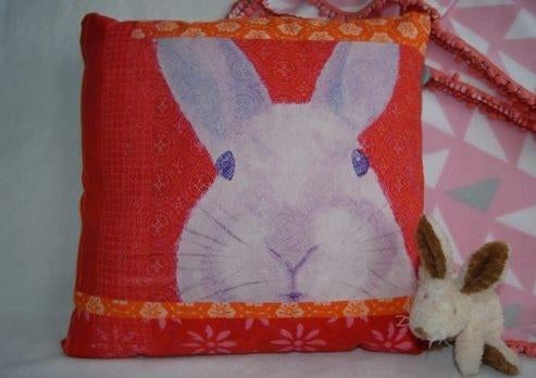 Nieuw sierkussen konijn The Go Round, Ophalen of Verzenden, Nieuw, Rood, Vierkant