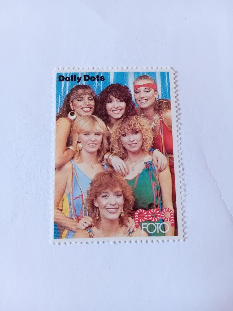 Dolly Dots sluitzegel Pop foto 5,5x4cm, Verzamelen, Ophalen of Verzenden, Zo goed als nieuw, Foto of Kaart