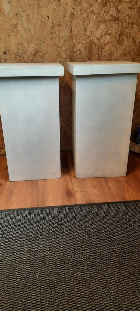 Twee witte sokkels/plantenstandaards (62x30 cm), Ophalen, Gebruikt