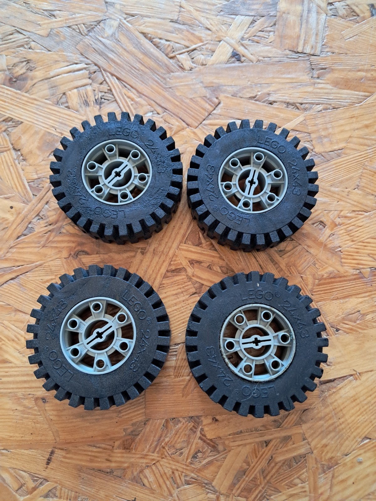 4 lego wielen 24 x 43, Ophalen