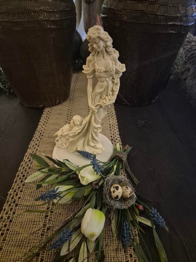 Decoratieve Vrouwenbeeldje met Hon., Ophalen of Verzenden, Zo goed als nieuw, Mens