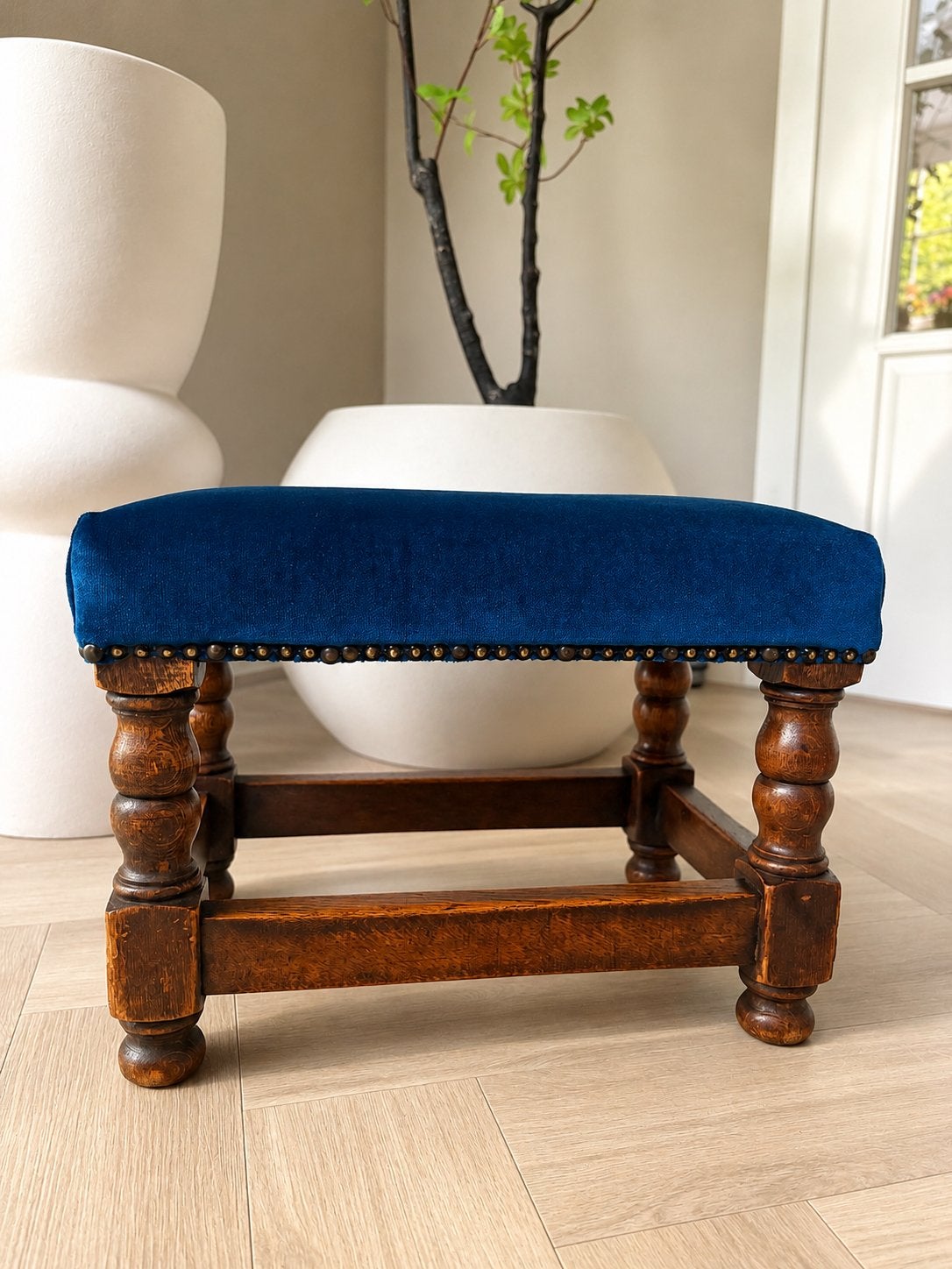 Vintage Houten Voetenbankje met Blauw Fluweel, Huis en Inrichting, Ophalen, Minder dan 50 cm, Gebruikt, Rechthoekig