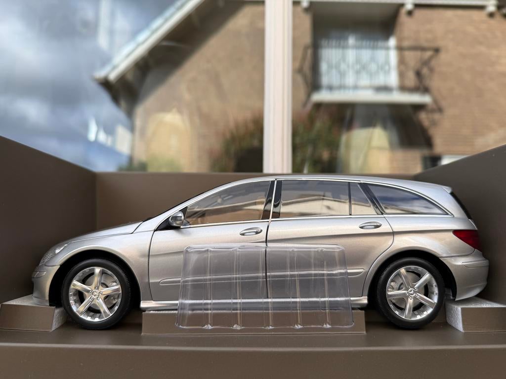 1:18 Mercedes R-Klasse zilver 2005 Minichamps Dealer Editie, Minichamps, Auto, Ophalen of Verzenden, Zo goed als nieuw