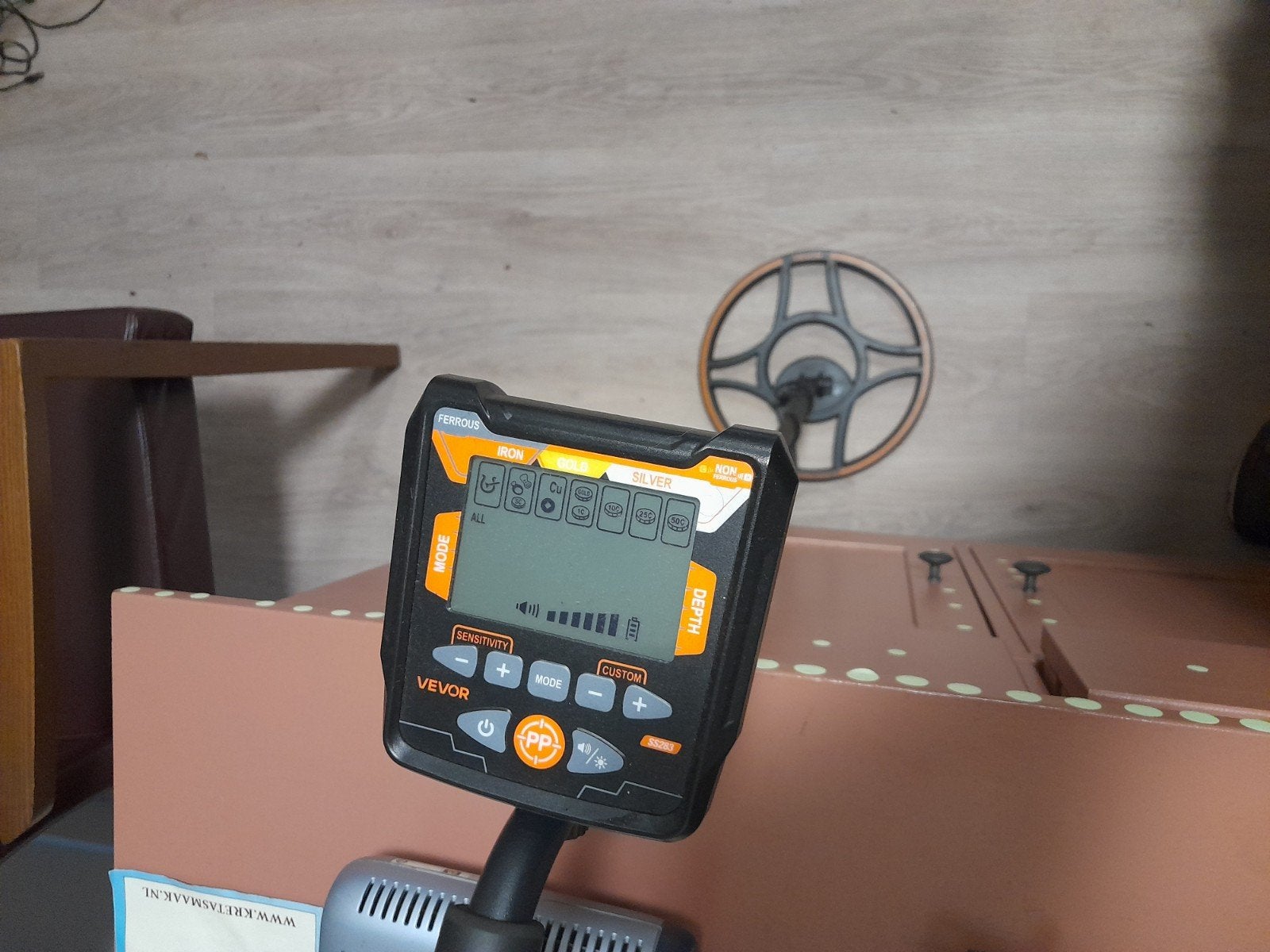 deze metaal detector de vevor II gaat door bosgrond heen