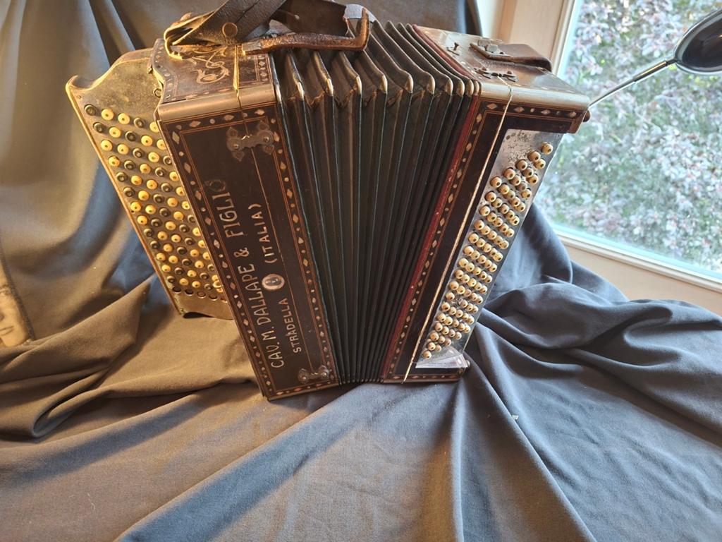 Antieke knopaccordeon Cav. M. Dallape & Figlio Stradella, Muziek en Instrumenten, Accordeons, Overige merken, Gebruikt, Met riemen
