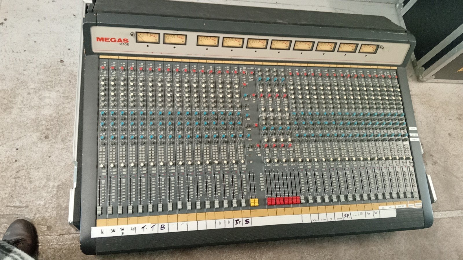 Soundtracs Megas Stage Mengpaneel met Flightcase, Muziek en Instrumenten, Ophalen, Gebruikt, 20 kanalen of meer, Microfooningang
