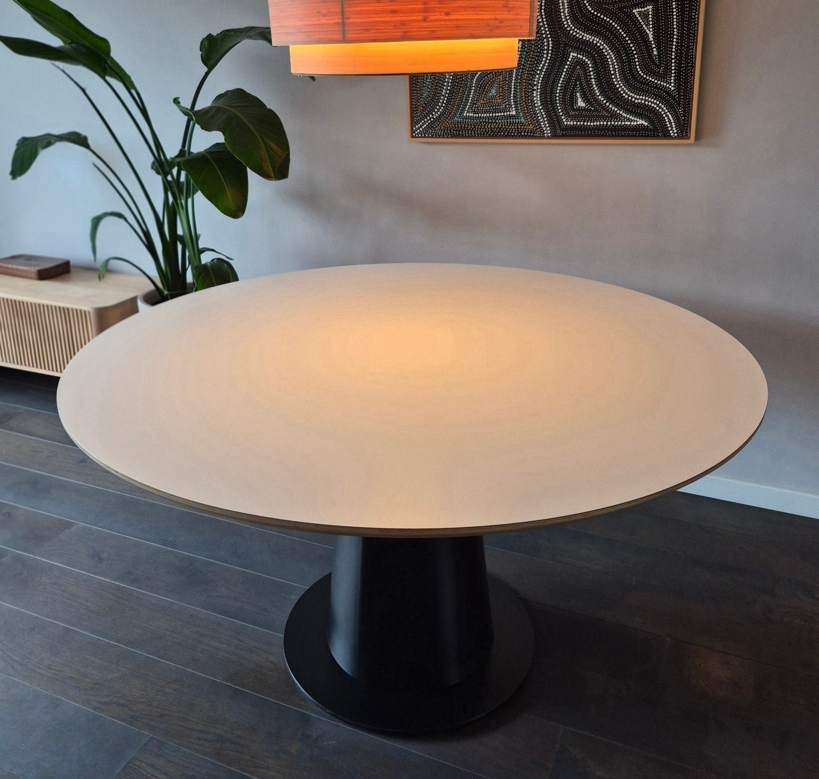 Stijlvolle ronde Topform eettafel met zwarte conische voet, Huis en Inrichting, Rond, Zo goed als nieuw, Vijf personen of meer