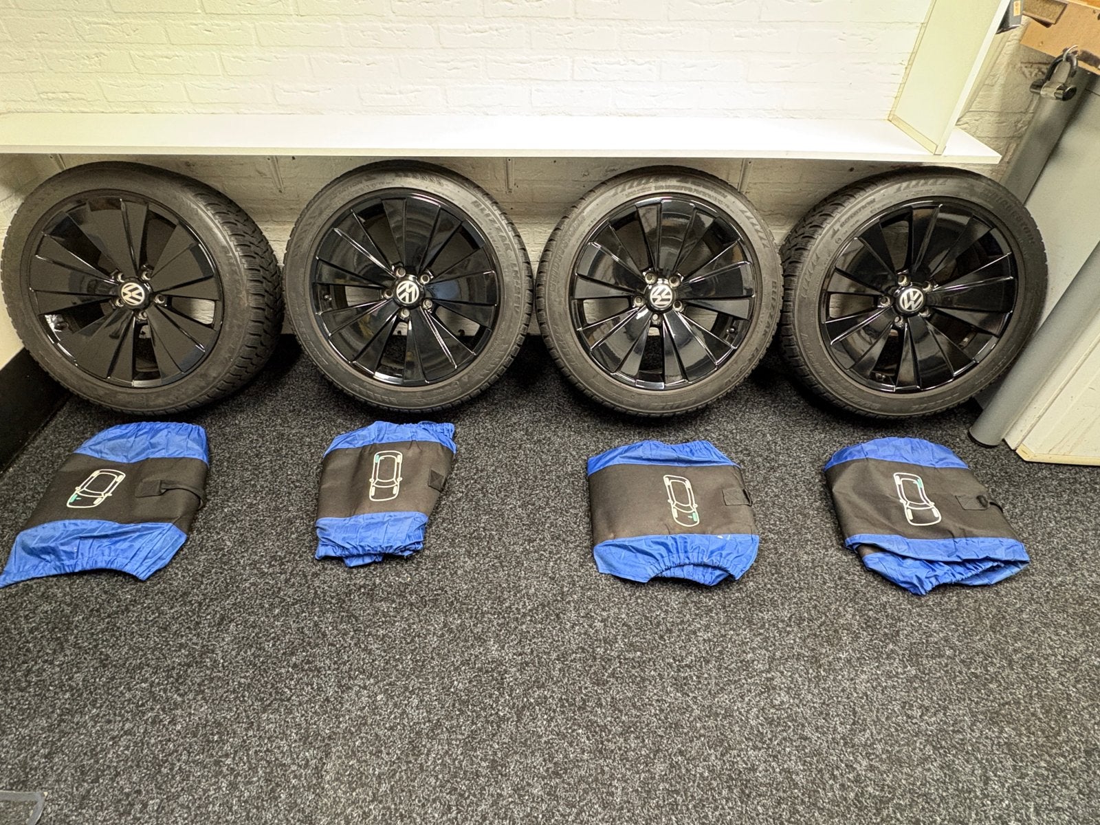 VW 18 inch twister velgen set zwart met winterbanden, Ophalen, 18 inch, Gebruikt, Velg(en)