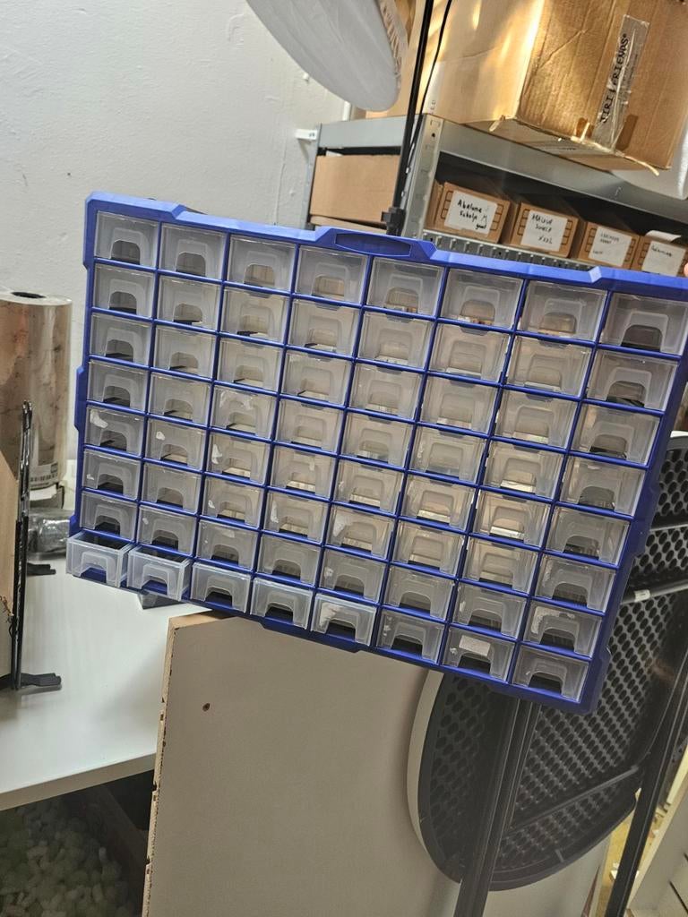 Assortimentskast met 64 laden - Kunststof opbergsysteem, Doe-het-zelf en Verbouw, Gereedschapskisten, Nieuw, Ophalen of Verzenden