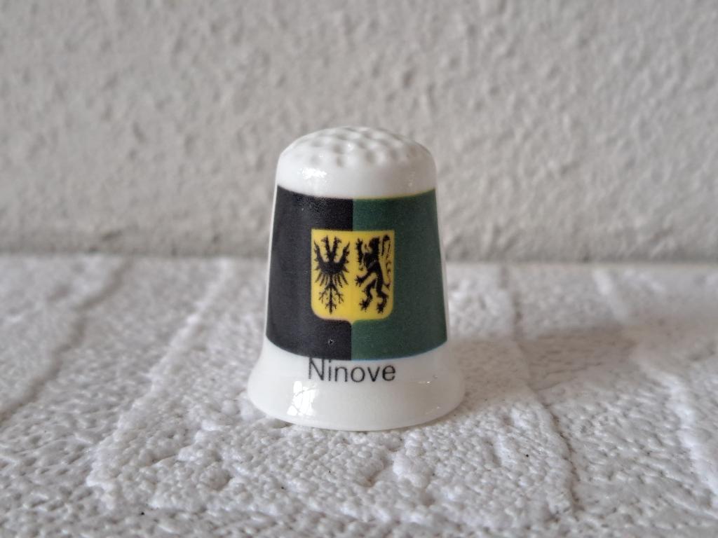 Ninove stad in Oost-Vlaanderen in België vingerhoedje, Ophalen of Verzenden, Nieuw, Porselein, Buitenland